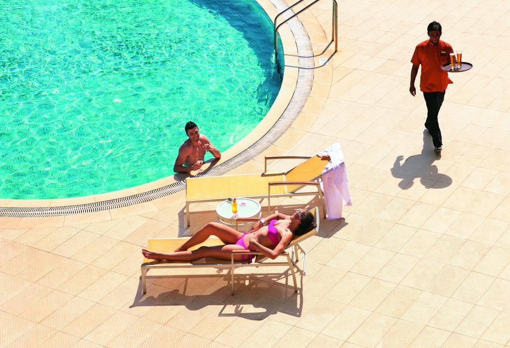 Taj Cidade De Goa Heritage, Goa Santa Cruz Extérieur photo A poolside butler at the Atlantis Resort